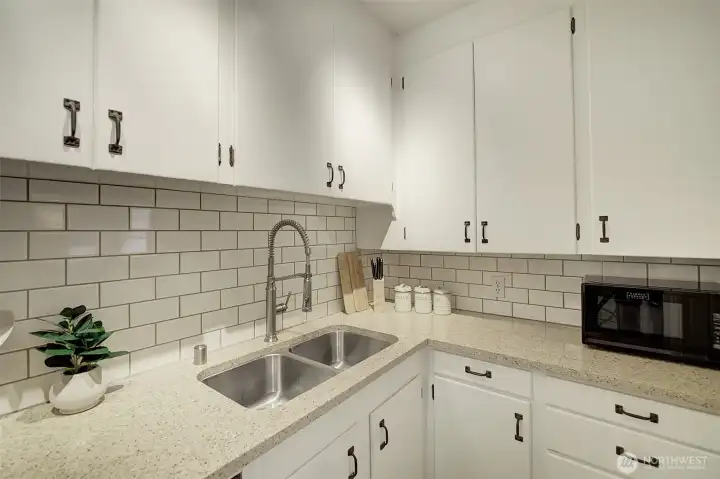 Lots of cupboard space and counterspace for all the chefs Lots of cupboard space and counterspace for all the chefs