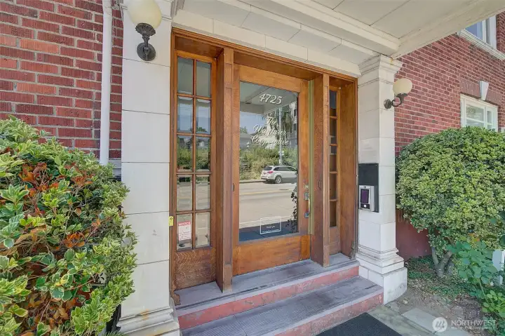 Secured entry with new entry system Secured entry with new entry system