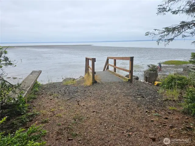 Beach access is also available via the staircase at Bill's spit, just a couple of parcels over.
