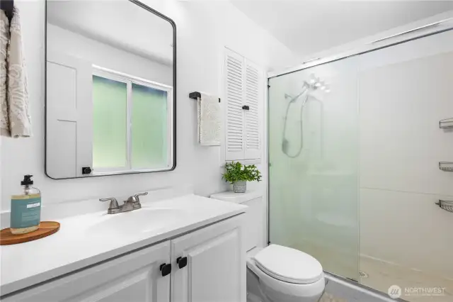 Ensuite primary bath.