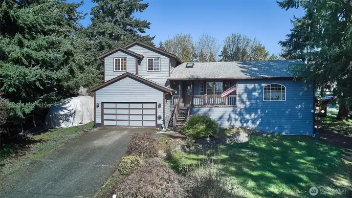 Welcome home to this huge, corner lot! Welcome home to this huge, corner lot!