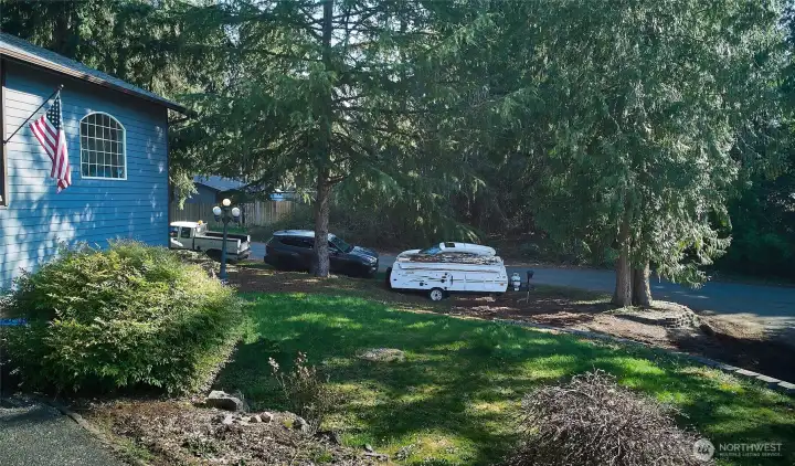 Lots of extra parking on the side yard. Lots of extra parking on the side yard.