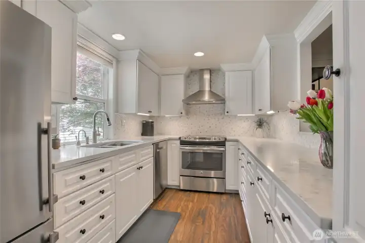 Full kitchen upgrades with hood vent & modern design backsplash with quart countertop, all newer appliances.