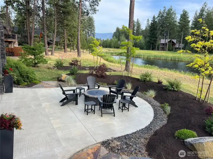 Relax on the patio while watching the sun glisten on the lake!