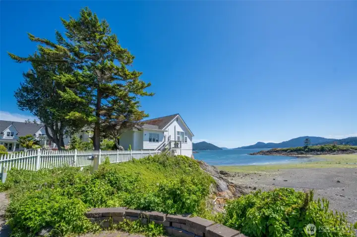 The charming town of Eastsound is a beautiful ~3.5 mile drive away. The charming town of Eastsound is a beautiful ~3.5 mile drive away.