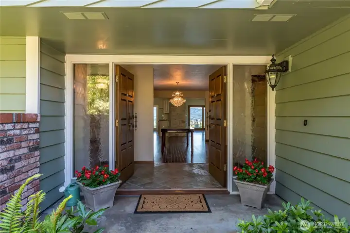 Mahogony doors to gorgeous Italian title & solid Brazilian Teak floors.