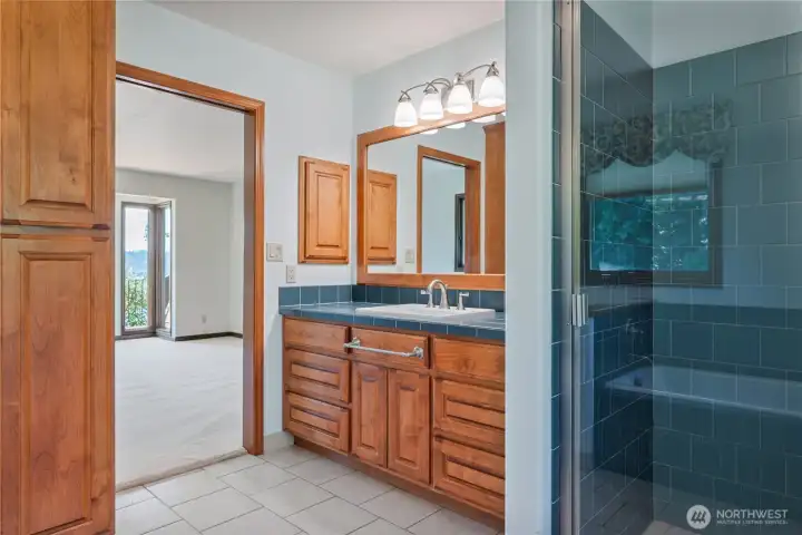 Primary bed w/ 5-piece ensuite bathroom