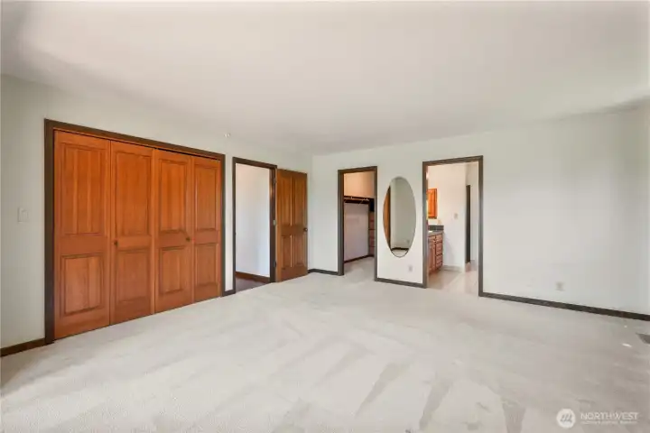Primary bed w/ 5-piece ensuite, wraparound deck and river views.