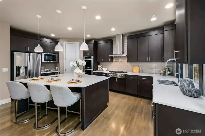 Kitchen & large island Kitchen & large island