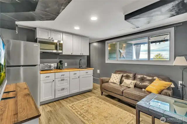 Additional living space down stairs. 2 separate apartments.