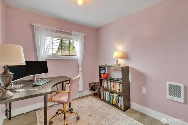 Extra room that could be used as a den\office
