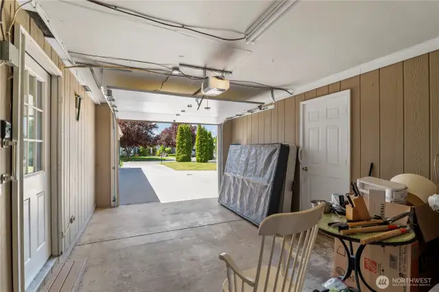 single car garage with access to laundry room