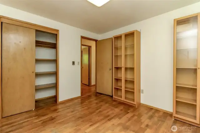 This bedroom has great shelves for storage.