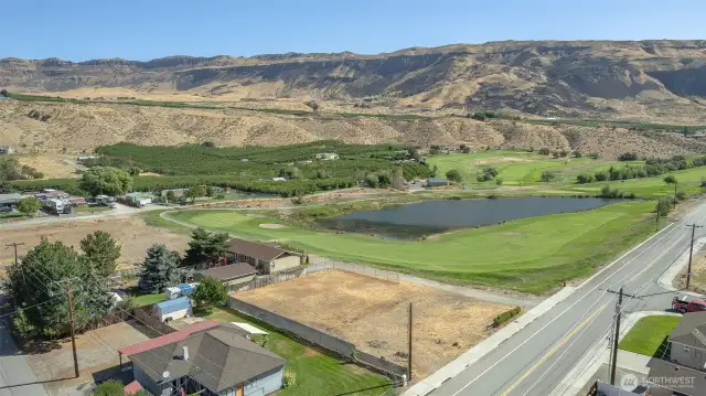 Mountain Views – Stunning backdrop of rugged mountains framing the property, offering year-round beauty.