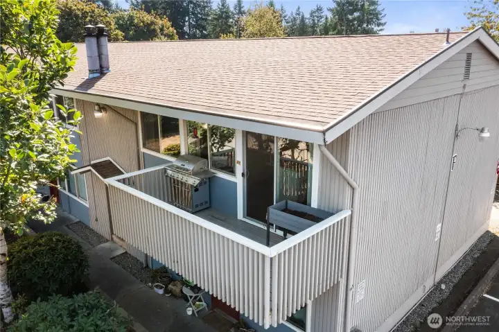 Top floor end unit with balcony!