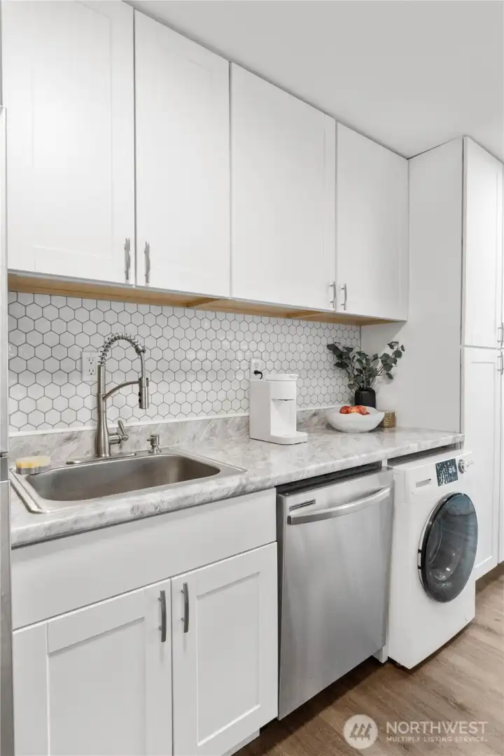 Rare Washer/Dryer in unit!