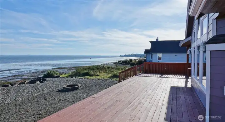 Huge Deck overlooking the Bay.