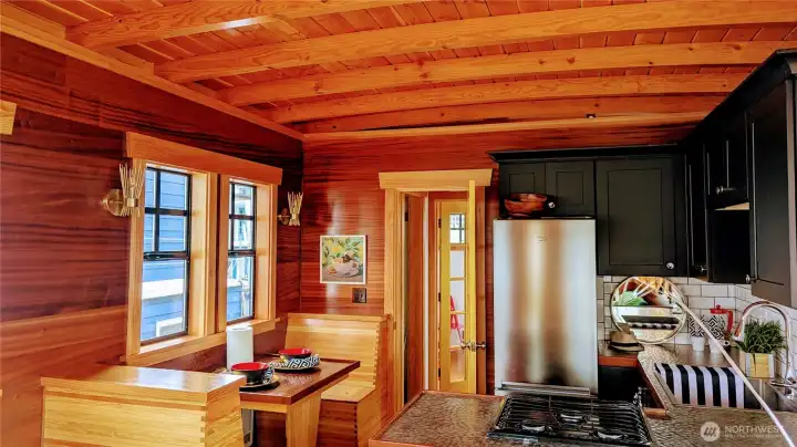 Modern kitchen w/ full-sized appliances