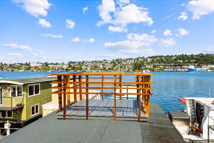 New roofdeck w/ 360 view of Lake Union