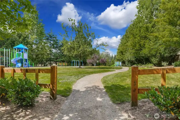 The active homeowners' association fosters a vibrant community with events such as "Food Truck Friday," a Spring Egg Hunt, a Holiday Light Contest, a festive front monument light display during the holidays, and a spirited 4th of July parade. In August, neighbors gather for a community picnic and a concert in the park. Cascade Ridge Elementary, a highly regarded science and technology magnet school, is right within the neighborhood, offering an active PTSA and unique programs such as a Wednesday ski bus, Marimba Band, spelling bee, and a 5th-grade outdoor camp.