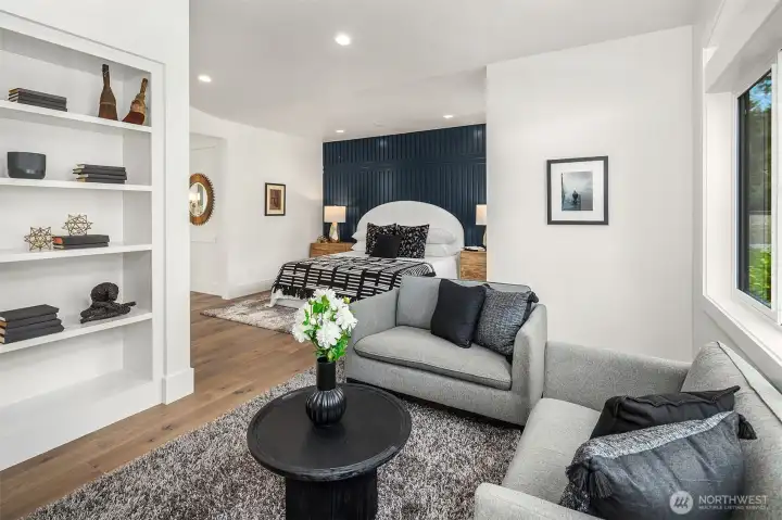 Sitting room w/custom buil-ins