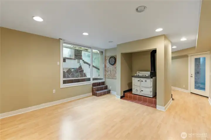 Bonus room area. Store door to the right leads to the pool