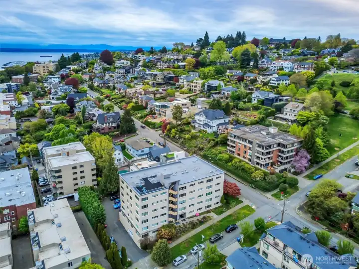 This view is looking Northwest. Hadley House is about 1 block away from Kerry Park (to the North) and about 4 blocks to Kinnear Park.