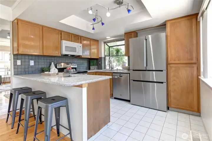 Chef's Kitchen with granite countertops & new stainless steel appliances. Chef's Kitchen with granite countertops & new stainless steel appliances.