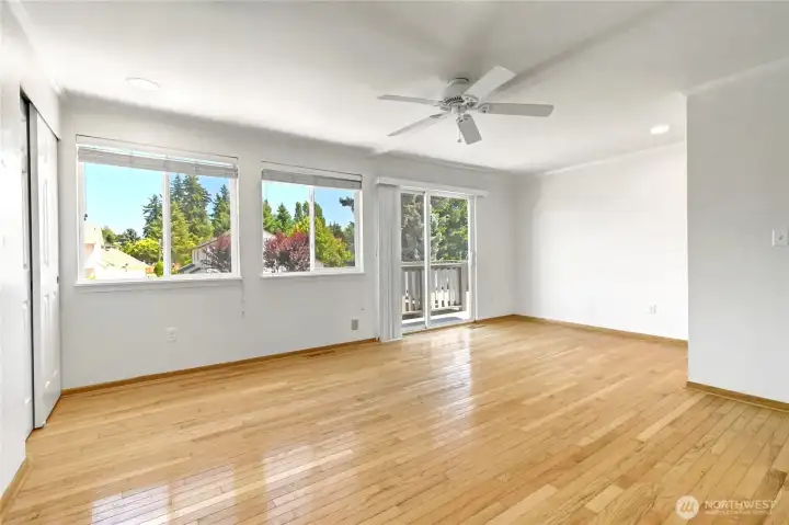 Spacious Junior Suite upstairs offers a brilliant bedroom/office combo with direct upper-deck access. Spacious Junior Suite upstairs offers a brilliant bedroom/office combo with direct upper-deck access.