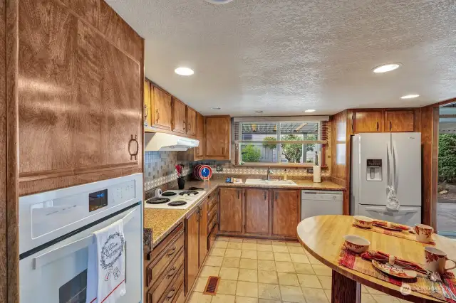 Circular style kitchen with newer appliances.  Tasteful designer accents. Updated lighting for your convenience. Generous storage area . Cupboards and drawers galore!!