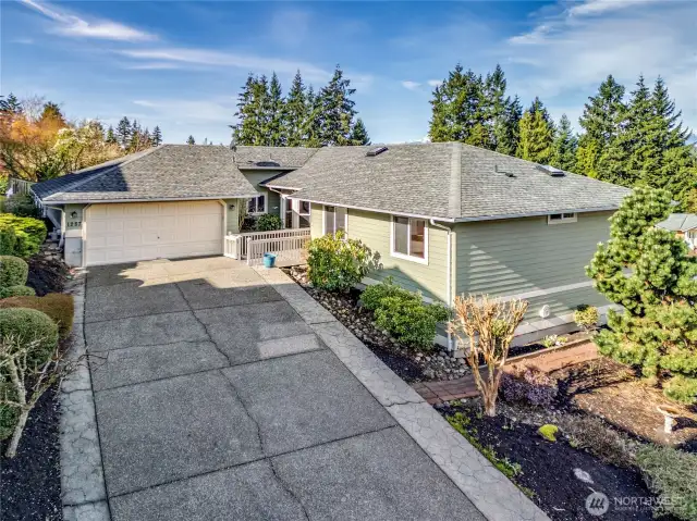 Beautiful Poulsbo Rambler on large sunny corner lot