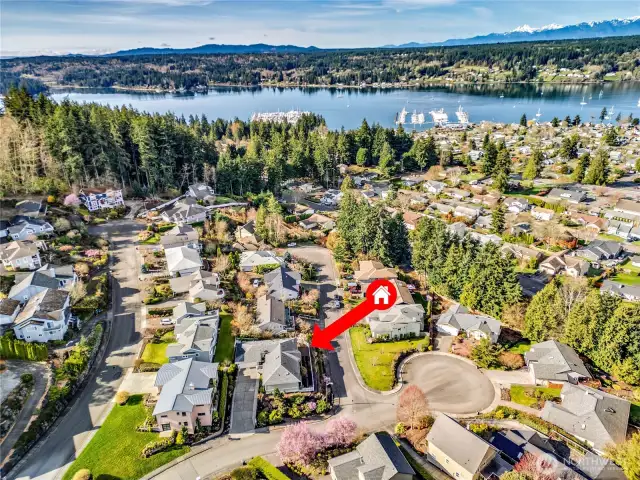 Peek a Boo views form great location close to Old Town and Bainbridge/Seattle Ferries