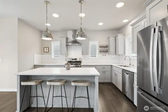Another view of the kitchen and all appliances stay!