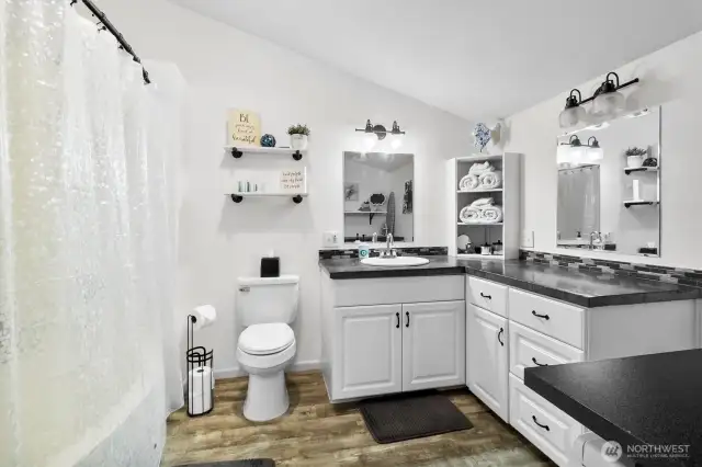 Apartment bathroom with tub/shower