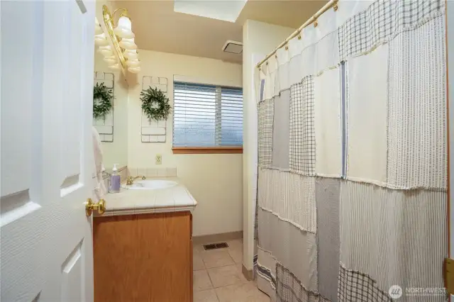 This is the upstairs full bath