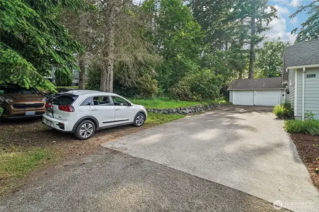 Space for 3 other cars off driveway or turnaround area.