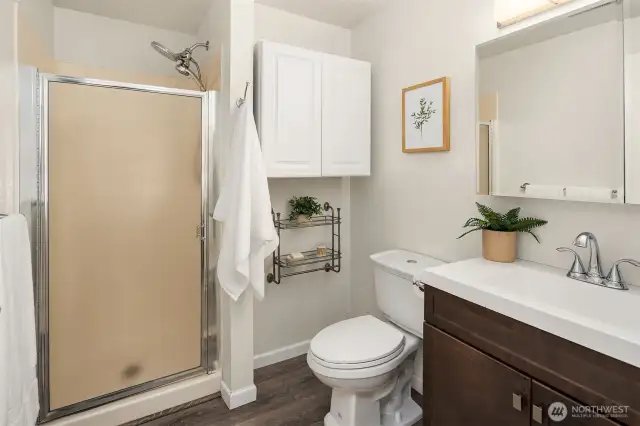 It's great that the primary has an ensuite 3/4 bathroom!