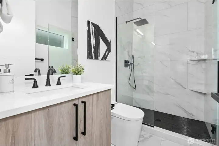 Mainfloor Ensuite Bath