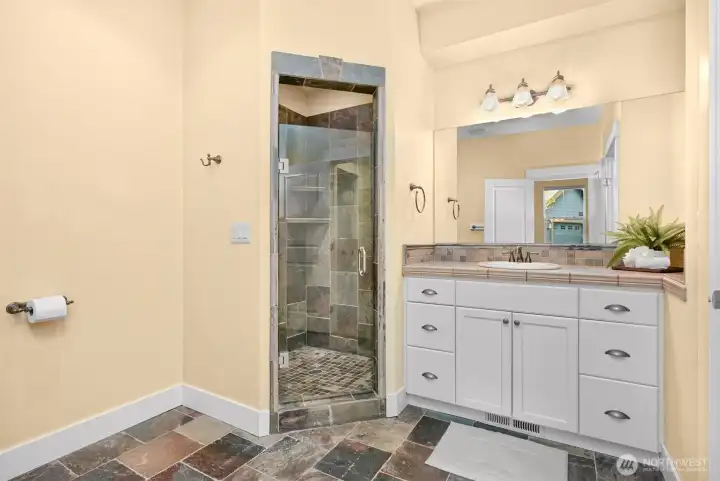 Guest 3/4 bath off 3rd bedroom