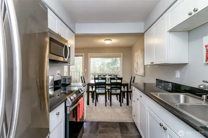 Dining space connected to the kitchen with open flow, ideal for hosting meals and gatherings.