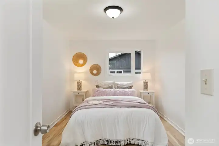 3326 - Bedroom fits a queen bed!