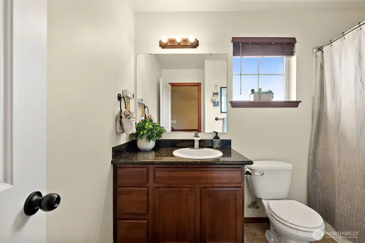 upstairs guest full bath w tub