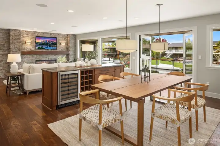 Doors open, dinner moves outside, and conversations carry onto the deck—designed for evenings that begin at the table and end by the water.