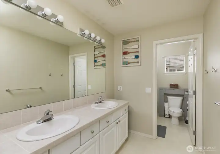 Upstairs Full Bathroom