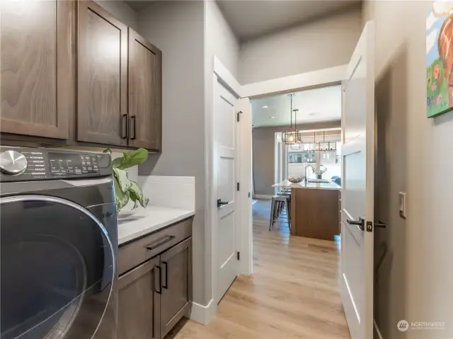 laundry room with sink  and cabinets