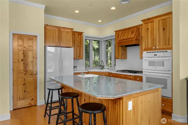 Kitchen w/ granite island