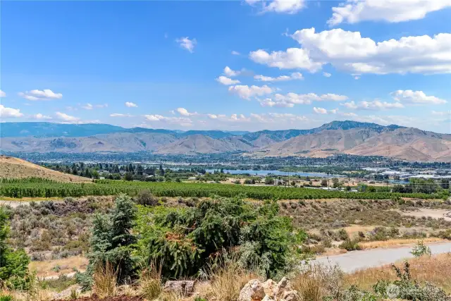 Columbia Valley View - Cascades, Mission Ridge, Ohme Garden