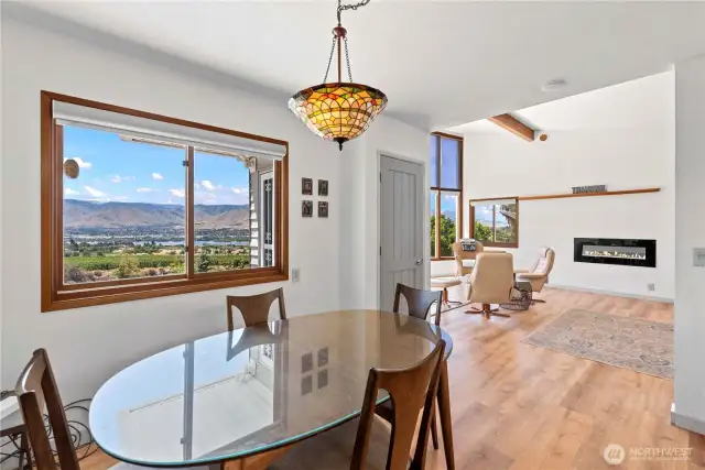 Open flow dining from living area
