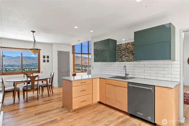 Streamlined modern Euro - kitchen - eating area