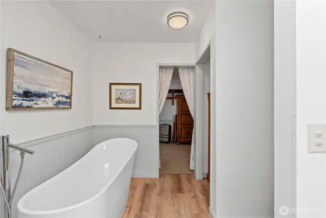 Primary ensuite to walk-in closet